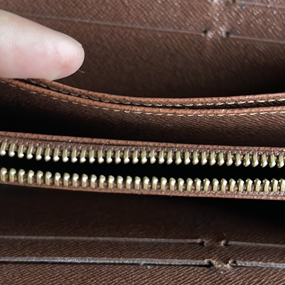 Sold *Authentic Louis Vuitton Zippy Wallet - Picture 8 of 15